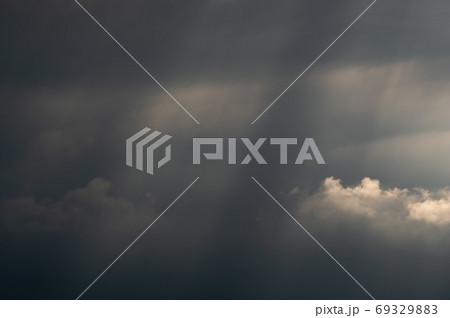 夏空 晩夏の空を覆う雨雲とこぼれる陽の光　c-1 69329883