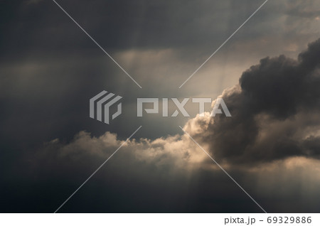 夏空 晩夏の空を覆う雨雲とこぼれる陽の光　d-2 高コントラスト 69329886