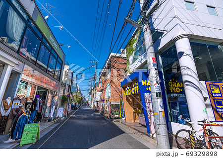 日本の東京都市景観 下北沢駅周辺 狭い通りにお洒落な店が並ぶ下北沢の写真素材