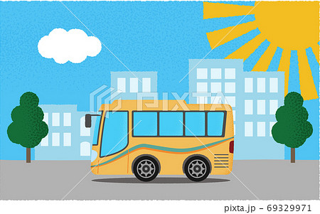 炎天下 都市の道路を進む黄色い観光バスのベクターイラストのイラスト素材