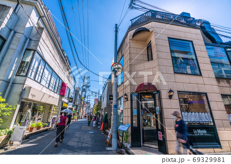 日本の東京都市景観 下北沢駅周辺 狭い通りにお洒落な店が並ぶ下北沢の写真素材