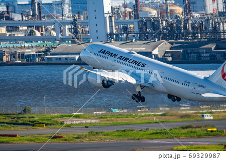 空港 飛行機 羽田空港 離陸 夕陽 夕方 午後 航空会社 エンジン ブレーキ　日本航空 69329987