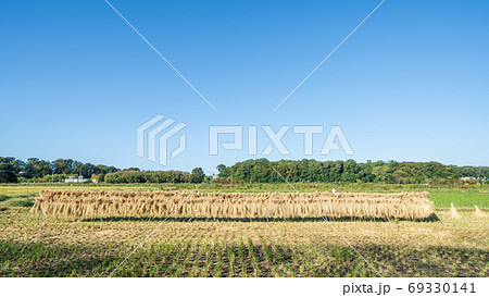 稲刈り後の田んぼの風景 69330141