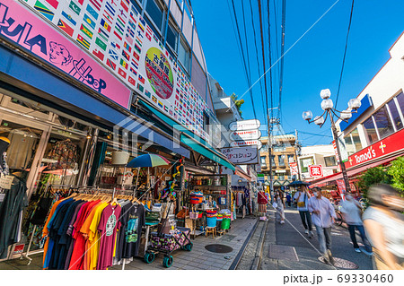 日本の東京都市景観 下北沢駅周辺 狭い通りに お洒落な店が並ぶ下北沢の写真素材