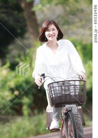 自転車に乗る女性 自転車に乗る女性 69330496