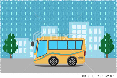 雨の中 都市の道路を進む黄色い観光バスのベクターイラストのイラスト素材