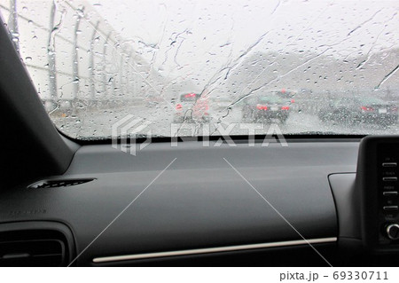 車中の窓から見た土砂降り 69330711