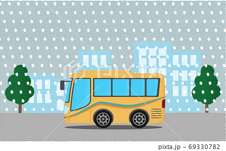 雪の中 都市の道路を進む黄色い観光バスのベクターイラストのイラスト素材