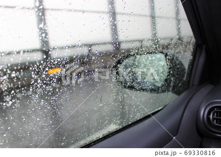 車の窓に付く水滴 69330816