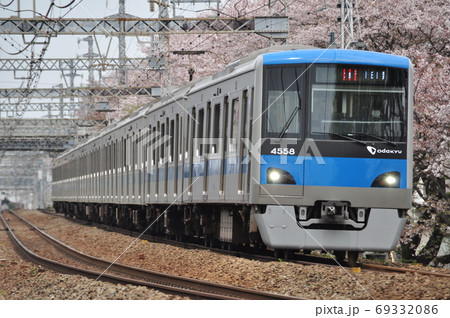 小田急小田原線、相武台前・座間駅間を走る急行列車(4000形) 小田急小田原線、相武台前・座間駅間を走る急行列車(4000形) 69332086