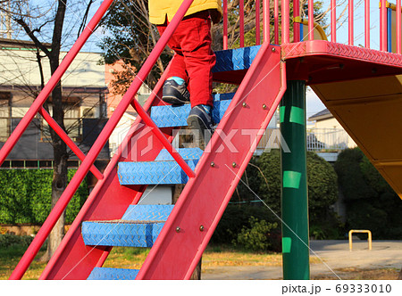 滑り台の階段を登る子供(2歳児/男の子) 69333010