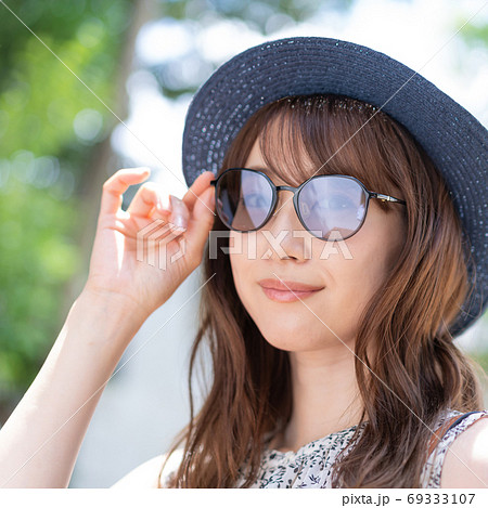 初夏の避暑地でサングラスをかけて微笑む若い女性 正方形 初夏の避暑地でサングラスをかけて微笑む若い女性 正方形 69333107