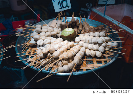 Meatballs and skewers are sold in the market. 69333137