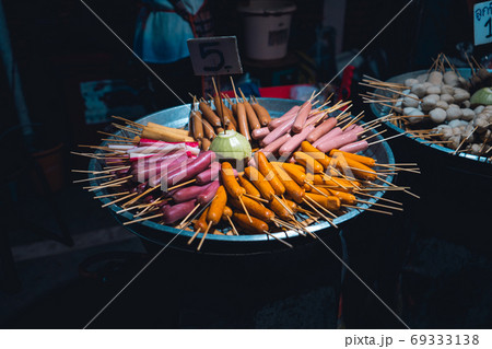 Meatballs and skewers are sold in the market. 69333138