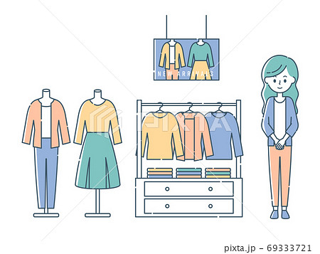 アパレルショップで接客する女性スタッフ 69333721
