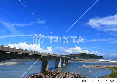 仁淀川河口の風景　夏イメージ　（高知県　土佐市）	 69334152