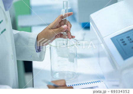 Sample analysis using Spectrophotometer for lab experiments. Sample analysis using Spectrophotometer for lab experiments. 69334352