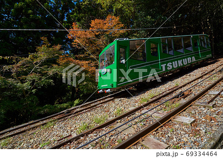 茨城県秋の筑波山(御幸ヶ原コース）登山道から見るケーブルカー 69334464