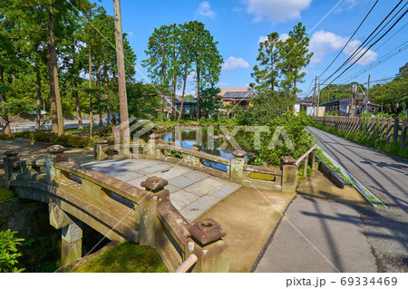 神奈川県北鎌倉の円覚寺白鷺池から北鎌倉駅方面 69334469