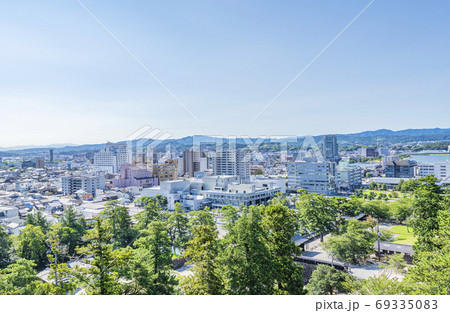 島根県松江市　松江城天守から見る松江の街並み 69335083