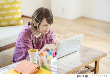 在宅ワークの若い女性 在宅ワークの若い女性 69335633