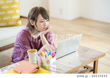 在宅ワークの若い女性 在宅ワークの若い女性 69335634