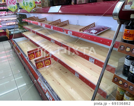コロナ禍でものの売り切れたスーパー 69336862