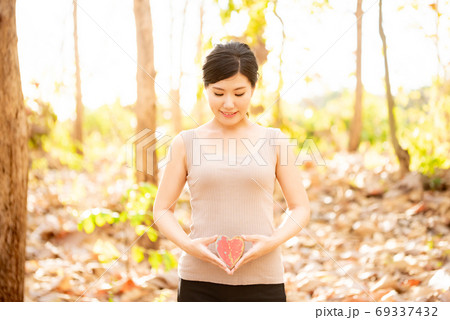 女性の健康イメージ 落ち葉の森とハート 69337432
