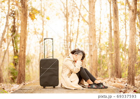 黒いスーツケースを持った女性 黒いスーツケースを持った女性 69337593