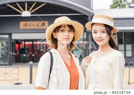 湯布院で女子旅を楽しむ女性と友達 9月 の写真素材