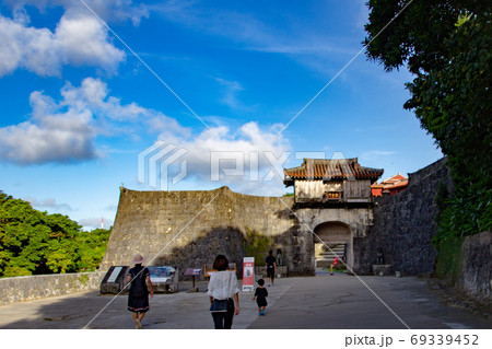 沖縄　首里城　第一の正門　歓会門 69339452