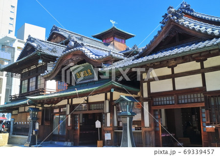【愛媛県】快晴の道後温泉の本館 69339457