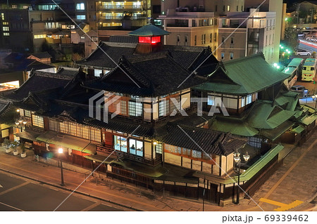 【愛媛県】工事前の道後温泉本館の夜景 69339462