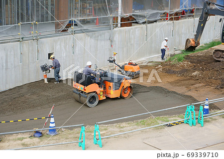 振動ローラーによる地面の締固め作業 振動ローラーによる地面の締固め作業 69339710