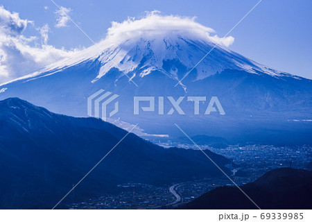 高川山から望む笠雲の富士 高川山から望む笠雲の富士 69339985