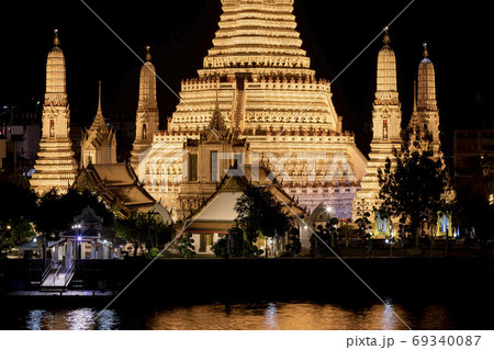 タイの有名寺院ワットアルンの夜景 タイの有名寺院ワットアルンの夜景 69340087