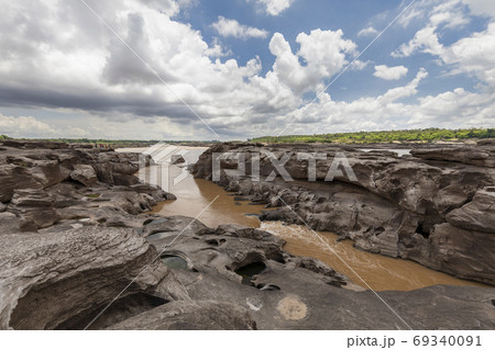 タイ国ウボンラーチャターニー県メコン川の観光地サムパンボーク タイ国ウボンラーチャターニー県メコン川の観光地サムパンボーク 69340091