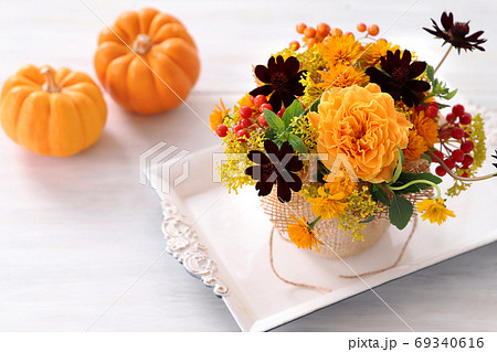 秋のフラワーアレンジ 69340616