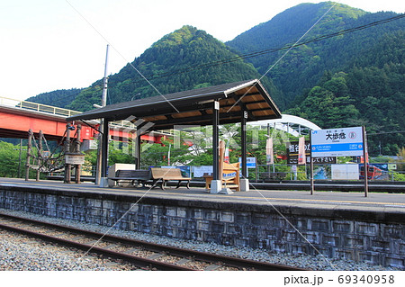 大歩危駅のホームにある祖谷のかずら橋の模型 69340958