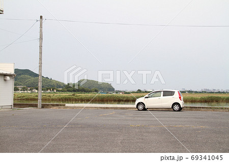 駐車場に停められた白い自動車 69341045