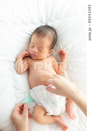赤ちゃん　新生児　 69341093