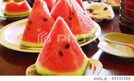実家で食べるスイカ 69342006