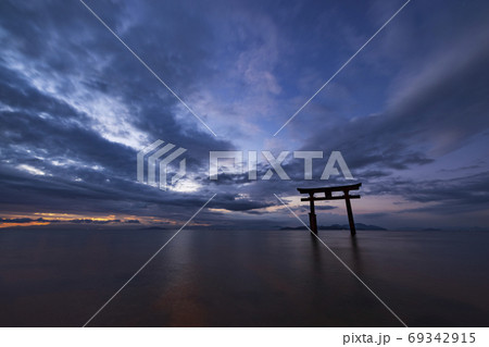 朝焼けと流れる雲　朝日に照らされた湖上鳥居　白髭神社 69342915