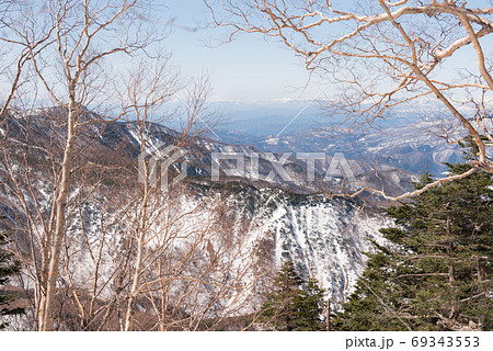群馬県と栃木県の境目にある日本百名山の冬期日光白根（奥白根山）の樹木と森林限界付近 69343553