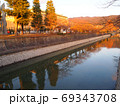 京都の秋の川 69343708