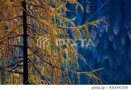 lago di Braies in Dolomites mountains, Sudtirol, Italy lago di Braies in Dolomites mountains, Sudtirol, Italy 69344208