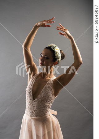 Beautiful ballet dancer posing on pointes on light grey studio background 69346037