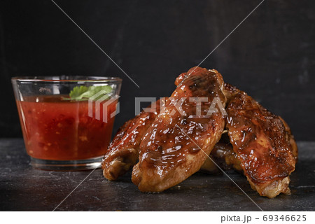 fried chicken wings  69346625
