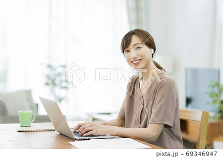 自宅で仕事をする女性 テレワークの写真素材