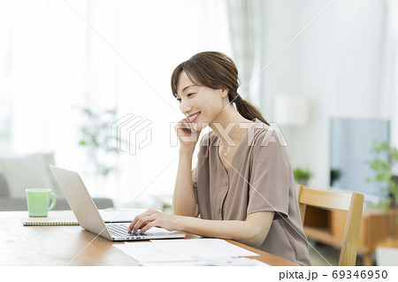 自宅で仕事をする女性 テレワークの写真素材